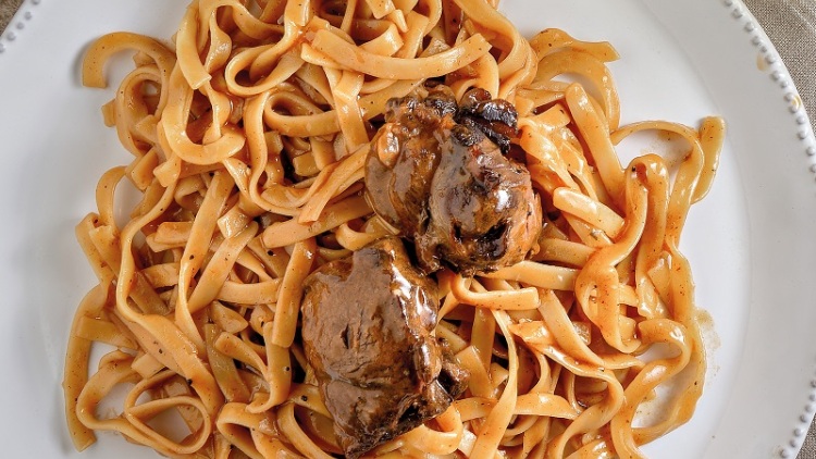 16 χορταστικά μαγειρευτά με κρέας στην κατσαρόλα