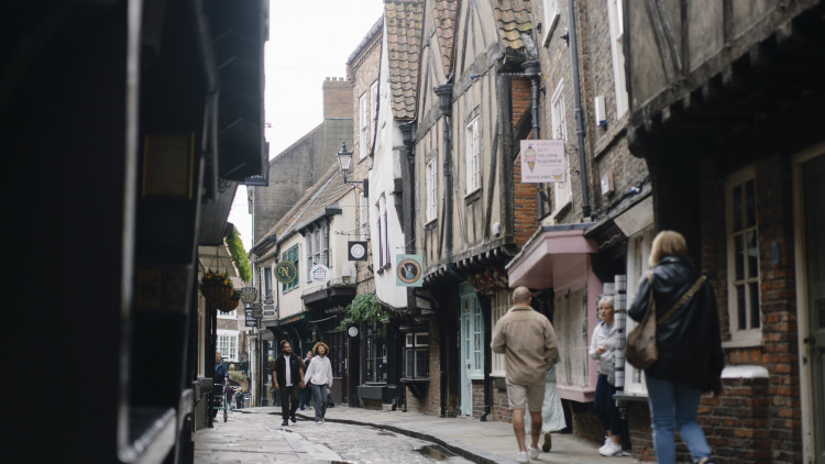 Η μικρή αγγλική πόλη που μας ταξιδεύει πίσω στον χρόνο