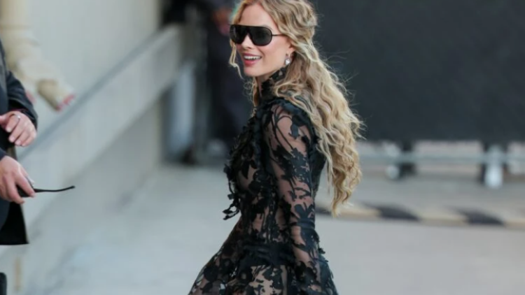 Η Μάργκοτ Ρόμπι ξεκινάει το το press tour της ταινίας «Ανεμοδαρμένα Ύψη» με Alexander McQueen
