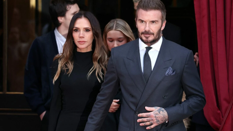 Η οικογένεια Μπέκαμ εμφανίστηκε με στυλ στο Παρίσι για τη μεγάλη στιγμή της Βικτόρια
