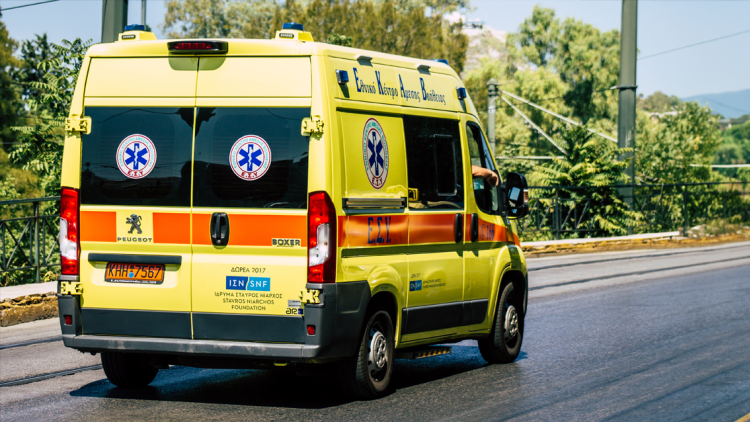 Ατύχημα στην Πατησίων: Σταυρός φαρμακείου έπεσε πάνω σε γυναίκα