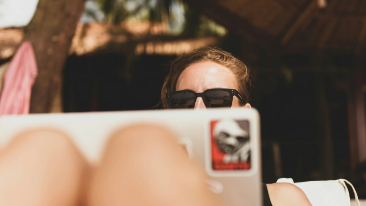 Γιατί όταν δεν θέτουμε όρια στη δουλειά καταλήγουμε φτωχότεροι