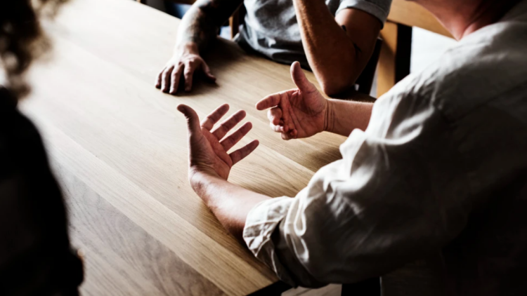 Αποφύγετε αυτές τις 3 φράσεις – «Σας κάνουν να φαίνεστε ανασφαλείς», λένε οι ειδικοί
