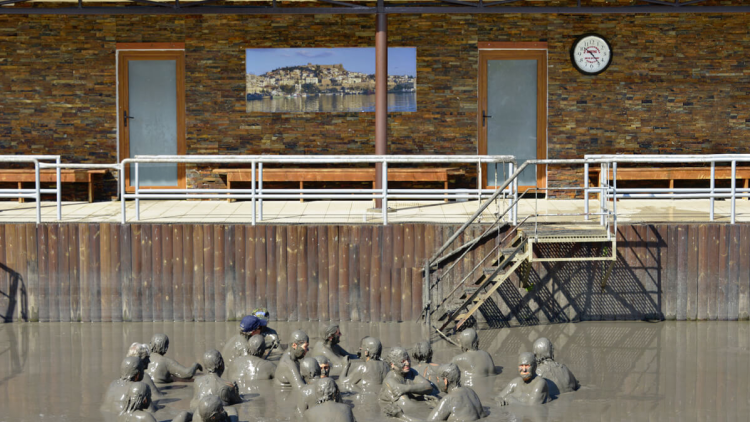 «Κολύμπι στον πηλό»: Μια ξεχωριστή εμπειρία ευεξίας στις Κρηνίδες