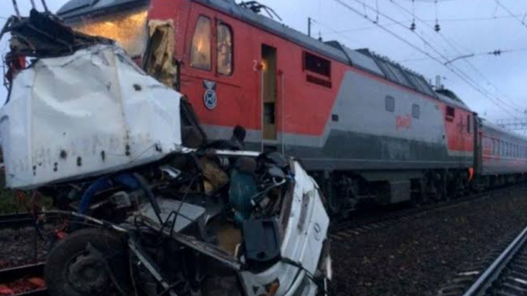 Σύγκρουση λεωφορείου με τρένο στη Ρωσία: Ένας νεκρός και 11 τραυματίες, δείτε εικόνες