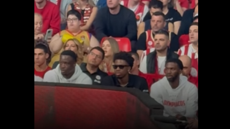 Ολυμπιακός: Αιμάτωμα αμφιβληστροειδούς o Κώστας Αντετοκούνμπο -  Με μαύρα γυαλιά στο ΣΕΦ 