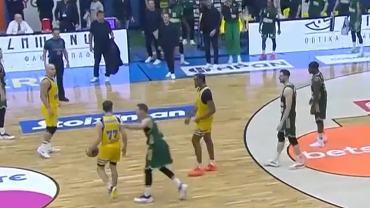 Τρομερό fair play από τον Σλούκα - Έκανε εσκεμμένα φάουλ σε νεαρό παίκτη του Περιστερίου για να τον στείλει στις βολές - Βίντεο 