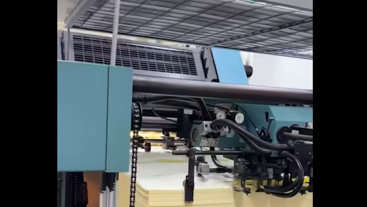 Το νέο βίντεο Τσίπρα για το βιβλίο του: Οι μηχανές δουλεύουν στο φουλ για την εκτύπωση της «Ιθάκης»