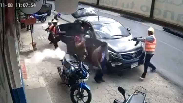 Άγρια δολοφονία στη μέση του δρόμου στη Γουατεμάλα: Εκτελεστές ντυμένοι ως εργάτες σκότωσαν 52χρονο εργολάβο - Δείτε βίντεο