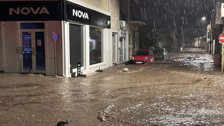 Λέσβος: Προβλήματα από την κακοκαιρία - Πλημμύρισαν δρόμοι και σπίτια σε Καλλονή και Σκάλα, κλειστά τα σχολεία