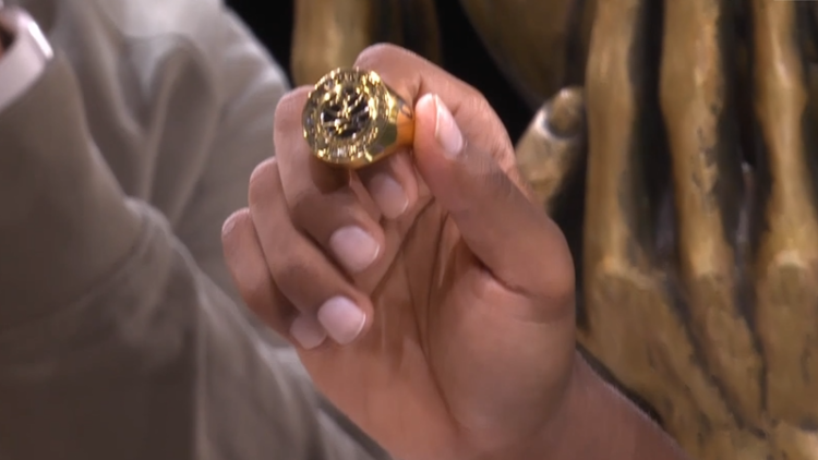 Η Παρί τίμησε τον Σορτς πριν το παιχνίδι με τον Παναθηναϊκό χαρίζοντας του ένα χρυσό δαχτυλίδι - Βίντεο 