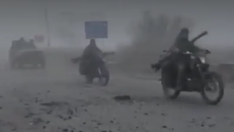 Σαν από ταινία σε στυλ Mad Max: Ρώσοι στρατιώτες μπαίνουν στην πόλη Ποκρόφσκ της Ουκρανίας με κάλυψη από την ομίχλη - Δείτε βίντεο