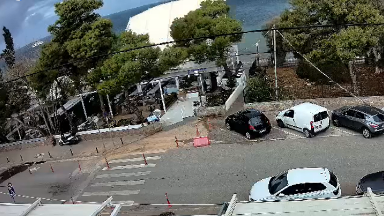 Η στιγμή που ο άνεμος ξηλώνει σκέπαστρο εστιατορίου στο Καβούρι - Δείτε βίντεο