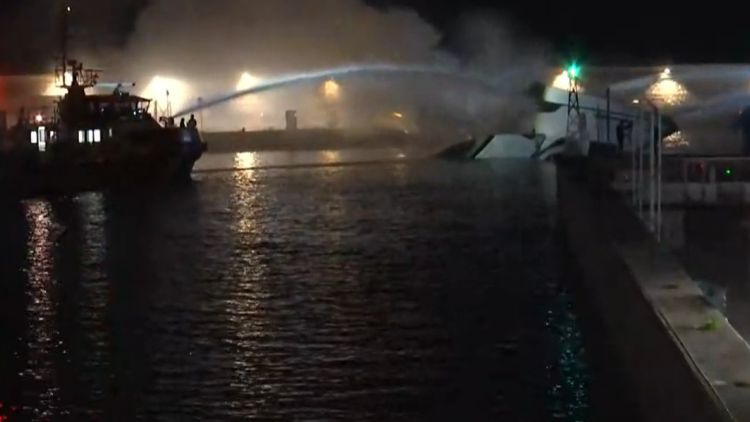 Φωτιά σε σκάφη στην Ακτή Θεμιστοκλέους - Βυθίστηκαν δύο
