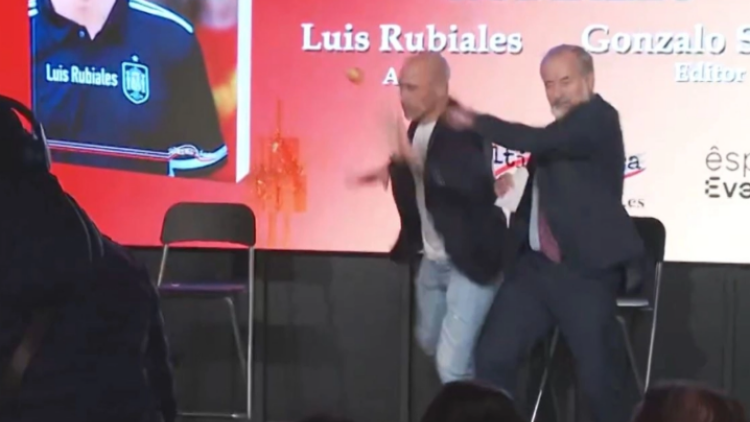 Πέταξαν αυγά στον Ρουμπιάλες στην παρουσίαση του βιβλίου του - Κατήγγειλε τον θείο του ως δράστη - Βίντεο 