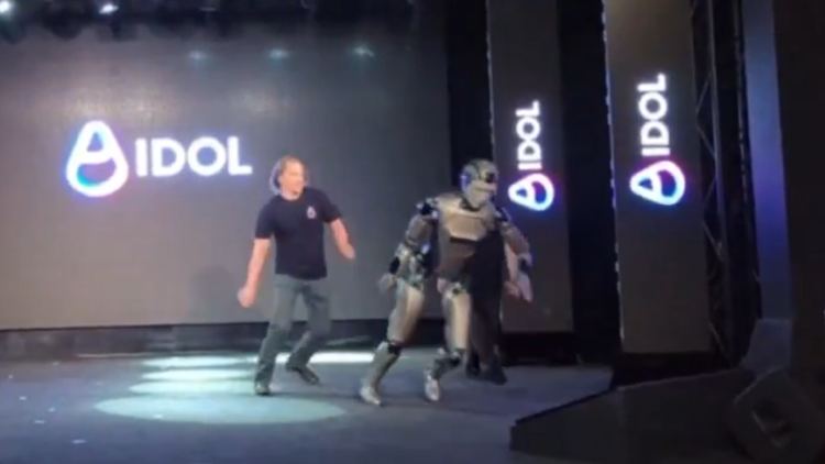 Φιάσκο η πρώτη εμφάνιση του ρωσικού ρομπότ AIDOL: Μπήκε με το σάουντρακ του Ρόκι, τρέκλισε και κατέληξε στο πάτωμα - Δείτε βίντεο