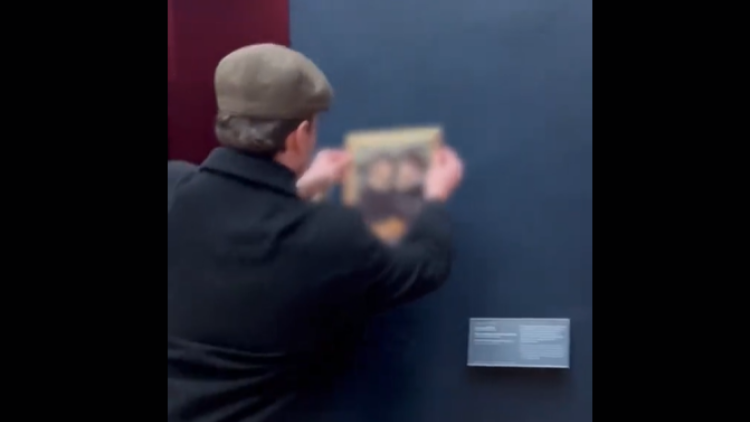 Βέλγοι TikTokers κρέμασαν το πορτρέτο τους δίπλα στη Μόνα Λίζα στο μουσείου του Λούβρου - Δείτε βίντεο