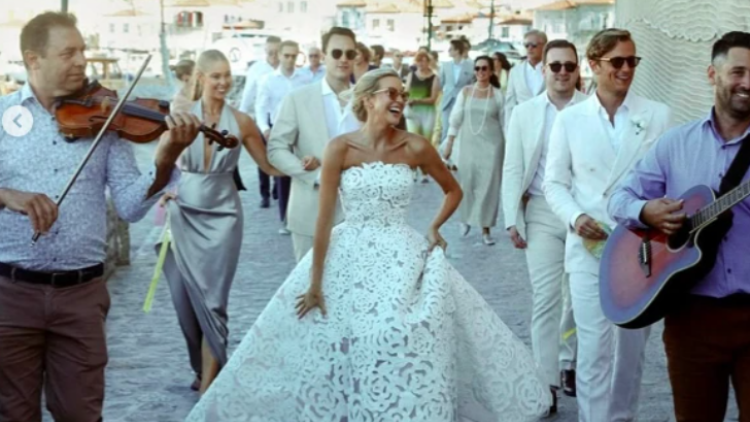 Ένας ονειρεμένος γάμος στην Ύδρα με νυφικό Oscar de la Renta
