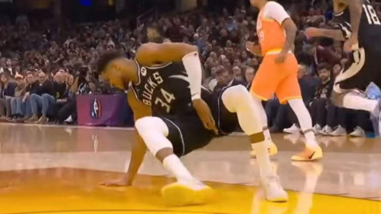 Ο Αντετοκούνμπο τραυματίστηκε, οι Μπακς δεν άντεξαν κόντρα στους Καβαλίερς - Αγωνία για τον Greek Freak, δείτε βίντεο