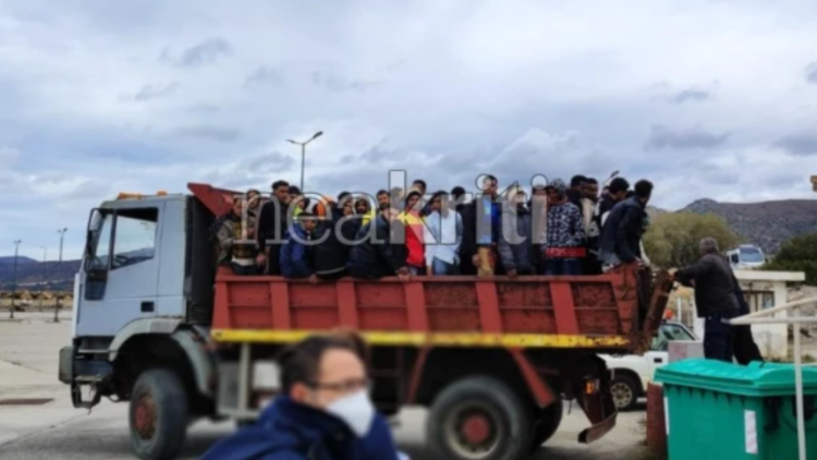 Με φορτηγά πήραν τους 230 μετανάστες από τις παραλίες, έφτασαν πέντε λέμβοι σε Χανιά, Ηράκλειο και Γαύδο σε λίγες ώρες