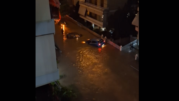 Αυτοκίνητα έγιναν... βάρκες στον Άλιμο λόγω της κακοκαιρίας και επέπλεαν στα λασπόνερα, δείτε βίντεο