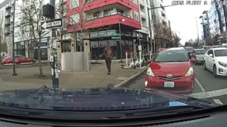 Αστυνομικοί στο Σιάτλ σκότωσαν με «βροχή» από σφαίρες ένοπλο που τους απείλησε, δείτε βίντεο