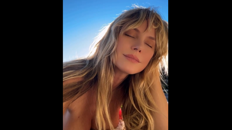 Η Χάιντι Κλουμ έβαλε «φωτιά» στη Δευτέρα με το βίντεο να κάνει τοπλες ηλιοθεραπεία στην πισίνα