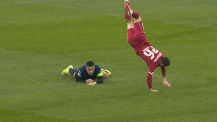 Το τάκλιν του Λαουτάρο που σήκωσε στον αέρα τον Ρόμπερτσον στο παιχνίδι της Ίντερ με τη Λίβερπουλ, βίντεο 