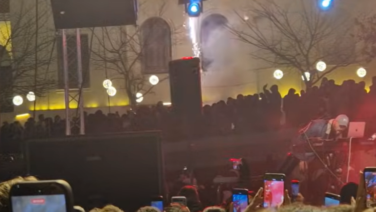 Πανικός από πυροτεχνήματα στο άναμμα του δέντρου στην Κοζάνη, γονείς έτρεχαν να φύγουν με τα παιδιά τους