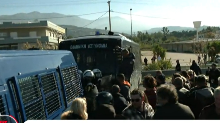 Στη γέφυρα Ρίου-Αντιρρίου θέλουν να περάσουν οι αγρότες της Αχαΐας, τους έχουν σταματήσει με μπλόκο κλούβες της ΕΛΑΣ