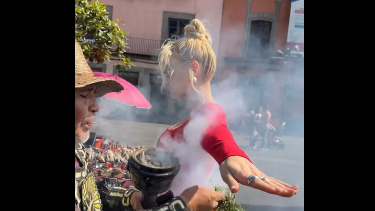 H Ιωάννα Τούνη «καθάρισε την ενέργειά της» στο Μεξικό, δείτε βίντεο