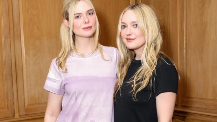 Η Eλ και η Ντακότα Φάνινγκ ποζάρουν με matching Τ-shirt φορέματα
