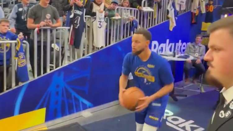 Απίστευτο καλάθι του Στεφ Κάρι από το ένα καλάθι στο άλλο, δείτε βίντεο