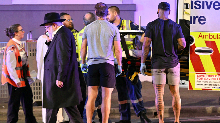 Επί 10 λεπτά πυροβολούσαν κατά του πλήθους στο Σίδνεϊ οι δύο ένοπλοι: Στους 16 οι νεκροί, σοκαριστικές περιγραφές από αυτόπτες μάρτυρες