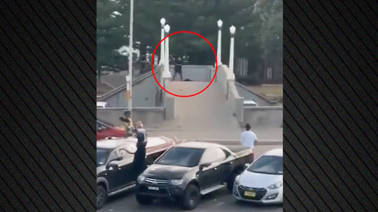 Ο άγνωστος ήρωας του Σίδνεϊ: Αφόπλισε δράστη, δέχτηκε πυρά από αστυνομικούς και ξυλοκοπήθηκε επειδή τον πέρασαν για τρομοκράτη, δείτε βίντεο