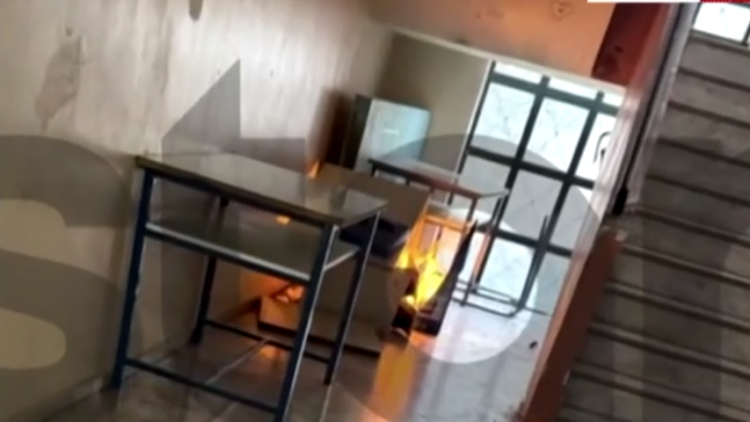 Ομάδες νεαρών βανδαλίζουν ΕΠΑΛ στη Γλυφάδα: Βάζουν φωτιές σε τουαλέτες, πετάνε θρανία από σκάλες και γλάστρες από παράθυρα