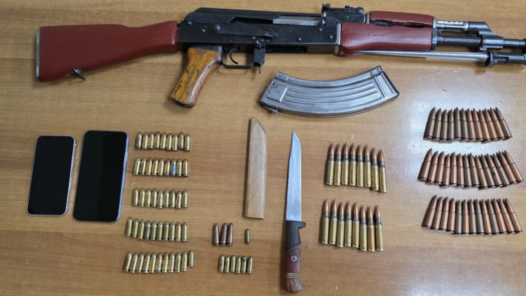 Καταγγελία μητέρας ανήλικης οδήγησε στον εντοπισμό Καλάσνικοφ στην Κρήτη, πώς έφτασαν οι αστυνομικοί στα ίχνη 28χρονου