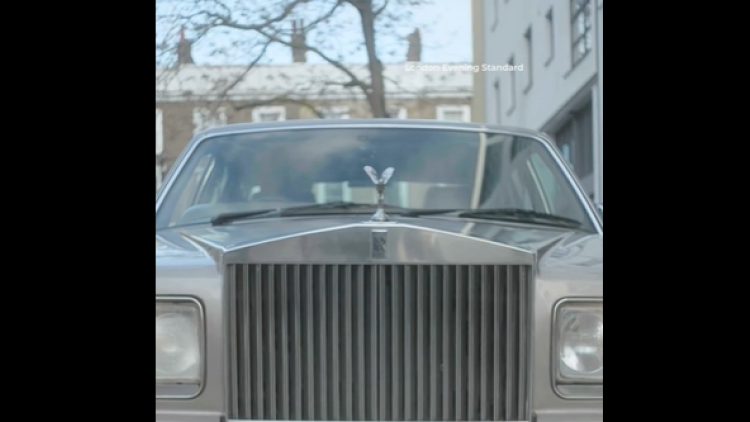 Τρομακτικό ατύχημα όταν Rolls-Royce πάτησε κάμεραμαν σε γύρισμα στο Λονδίνο: «Παραλίγο να με αποκεφαλίσει», την οδηγούσε ηθοποιός χωρίς δίπλωμα