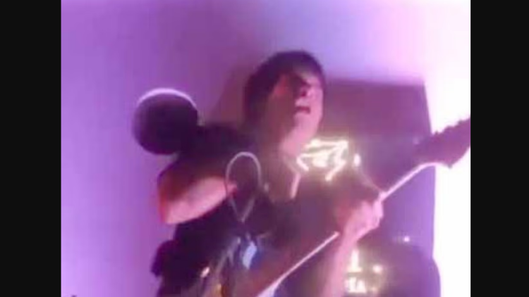 Τρόμος σε μπαρ στο Περού: Τραγουδιστής χτυπήθηκε από το ρεύμα όταν έπιασε το μικρόφωνο, «ωχ, ωχ, ωχ» πρόλαβε να φωνάξει