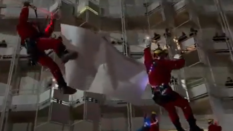 «Ιπτάμενοι» Άγιοι Βασίληδες γέμισαν χαρά τα παιδιά στην ογκολογική του ΠΑΓΝΗ, δείτε βίντεο
