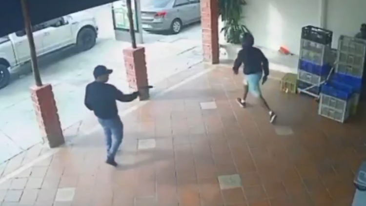 Άγριο έγκλημα στον Ισημερινό: Εκτέλεσαν στη μέση του δρόμου ποδοσφαιριστή και τη σύζυγό του, σκληρό βίντεο