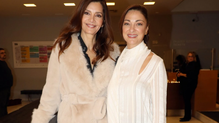 Η Κατερίνα Λέχου συμπλήρωσε το μαύρο σύνολό της με ένα faux-fur παλτό
