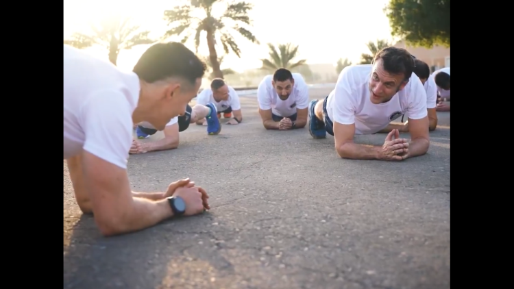 Ο Μακρόν έκανε γυμναστική με Γάλλους στρατιώτες στα Ηνωμένα Αραβικά Εμιράτα, δείτε βίντεο