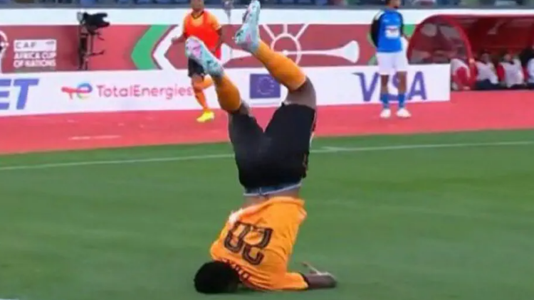 Παίχτης του Μάλι ισοφάρισε στο 92΄ τη Ζάμπια στο Κύπελλο Εθνών Αφρικής και παραλίγο να σπάσει τον αυχένα του στον πανηγυρισμό, δείτε βίντεο