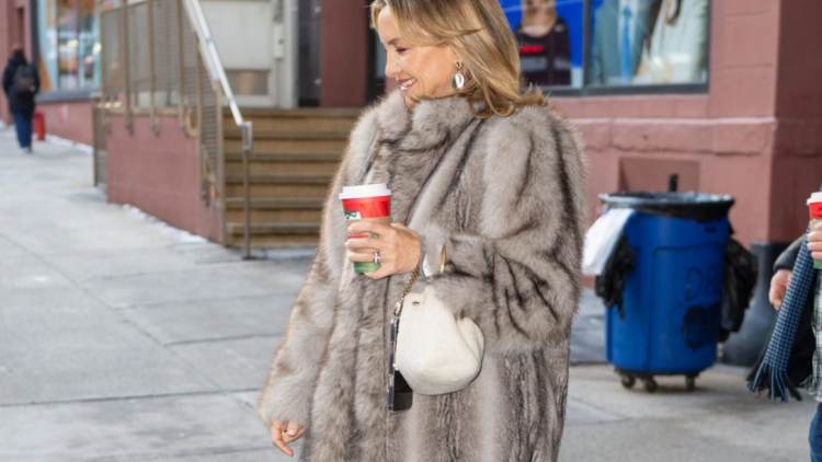 H Kέιτ Χάντσον επαναφέρει το mob wife trend
