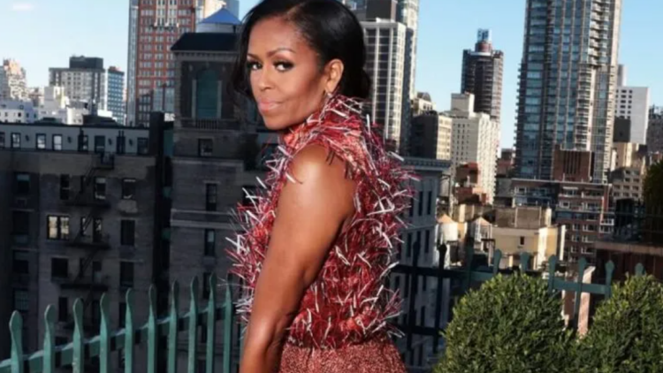 Η Mισέλ Ομπάμα επέλεξε ένα fuzzy Chanel look για την προώθηση του νέου της βιβλίου
