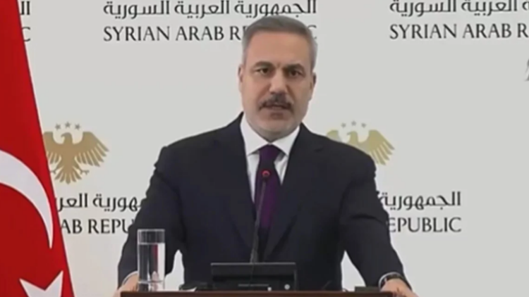 Απρόοπτο σε συνέντευξη τύπου του Φιντάν στη Συρία: Διέκοψαν άρον-άρον τις δηλώσεις του, συγγνώμη ζήτησε η Δαμασκός