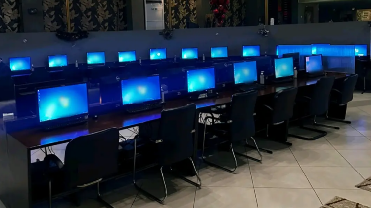 Βρήκαν μαγαζί με «φρουτάκια» στη Θεσσαλονίκη, άλλαζαν οθόνες στους υπολογιστές για να κρύβονται