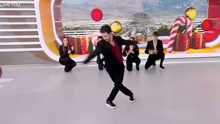 Το «Jingle Bells» έγινε... ζεϊμπέκικο: Δείτε τις φιγούρες που έβαλε χορευτής