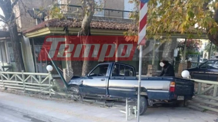 Πάτρα: Αγροτικό κατέληξε σε κατάστημα εστίασης, ο οδηγός βγήκε και έπεσε μέσα σε μία τρύπα